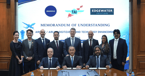 Representatives from Amadeus, Thai Aviation Industries and Edgewater shaking hands 